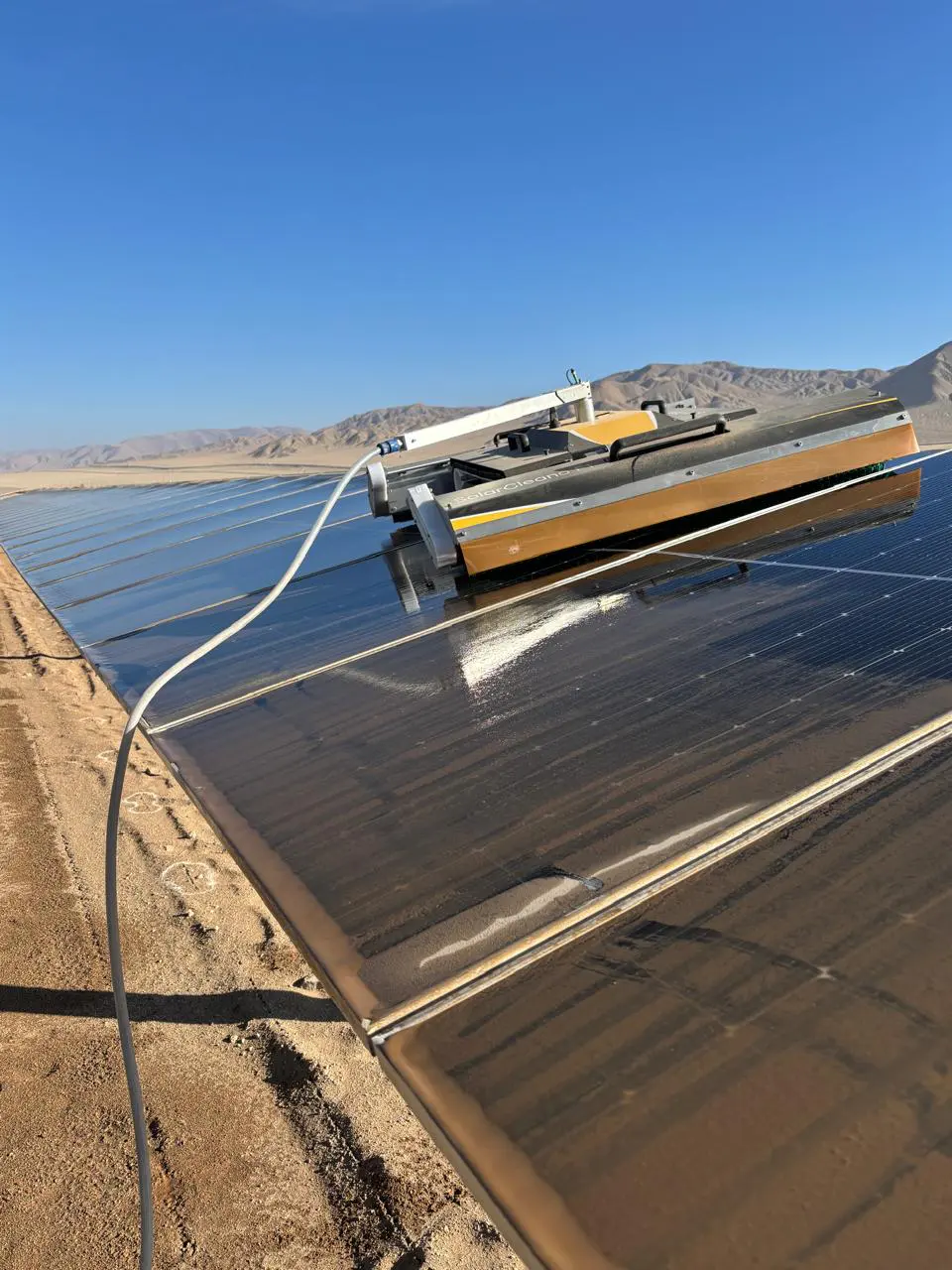 Equipo robotizado de ArbarSolar operando sobre módulos fotovoltaicos